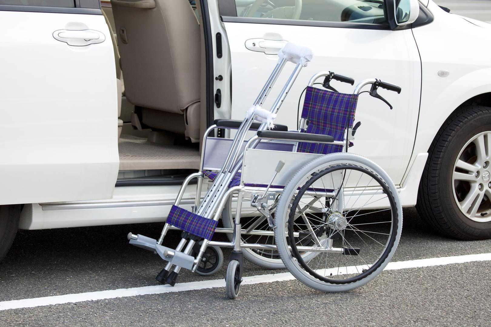 Инвалидность на авто. Автомобиль для колясочников. Автомобиль для инвалидов. Авто для инвалидов колясочников. Автомобиль для перевозки инвалидов колясочников.